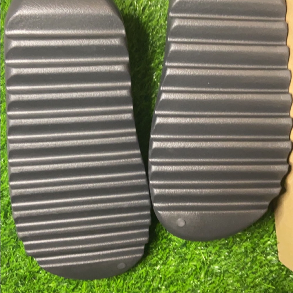 Yeezy Slides ‘Onyx’ - Picture 2 of 4